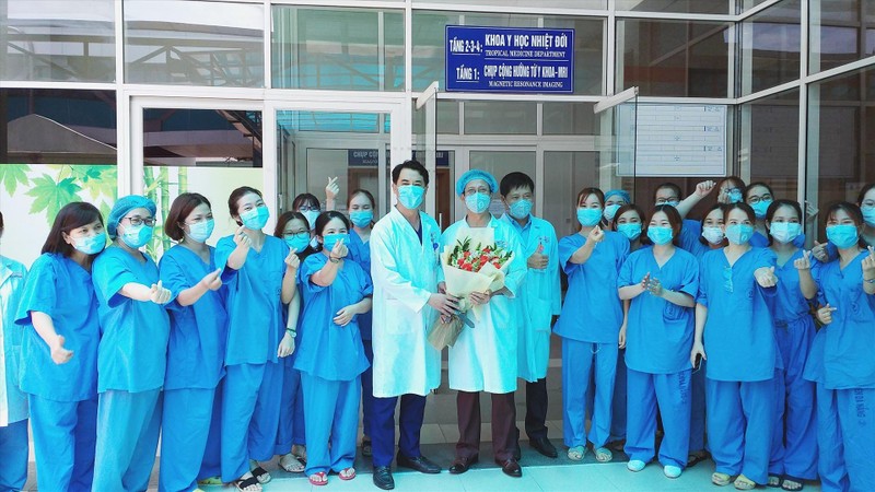 Trong 24 giờ qua, cả nước ghi nhận 4.363 ca nhiễm mới, giảm 1.022 ca so với hôm trước đó . TP.HCM giảm 999 ca và lần đầu tiên trong 2 tháng qua có số ca mới dưới 2.000. Đồng thời,trong ngày, có thêm 25.573 bệnh nhân được công bố khỏi bệnh (nhiều gấp 6 lần so với số ca nhiễm). Trong 24 giờ qua, cả nước ghi nhận 4.363 ca nhiễm mới, giảm 1.022 ca so với hôm trước đó . TP.HCM giảm 999 ca và lần đầu tiên trong 2 tháng qua có số ca mới dưới 2.000. Đồng thời,trong ngày, có thêm 25.573 bệnh nhân được công bố khỏi bệnh (nhiều gấp 6 lần so với số ca nhiễm).