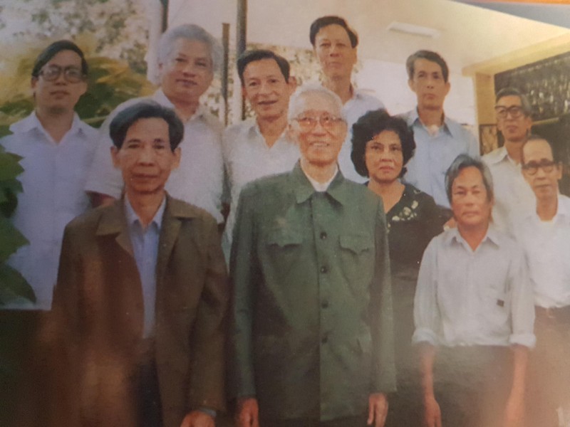 Ông Lê Đức Thọ(hàng trên, giữa) và các nhà văn Nguyễn Khải (trái), Nguyễn Quang Sáng (phải) Ông Lê Đức Thọ(hàng trên, giữa) và các nhà văn Nguyễn Khải (trái), Nguyễn Quang Sáng (phải)