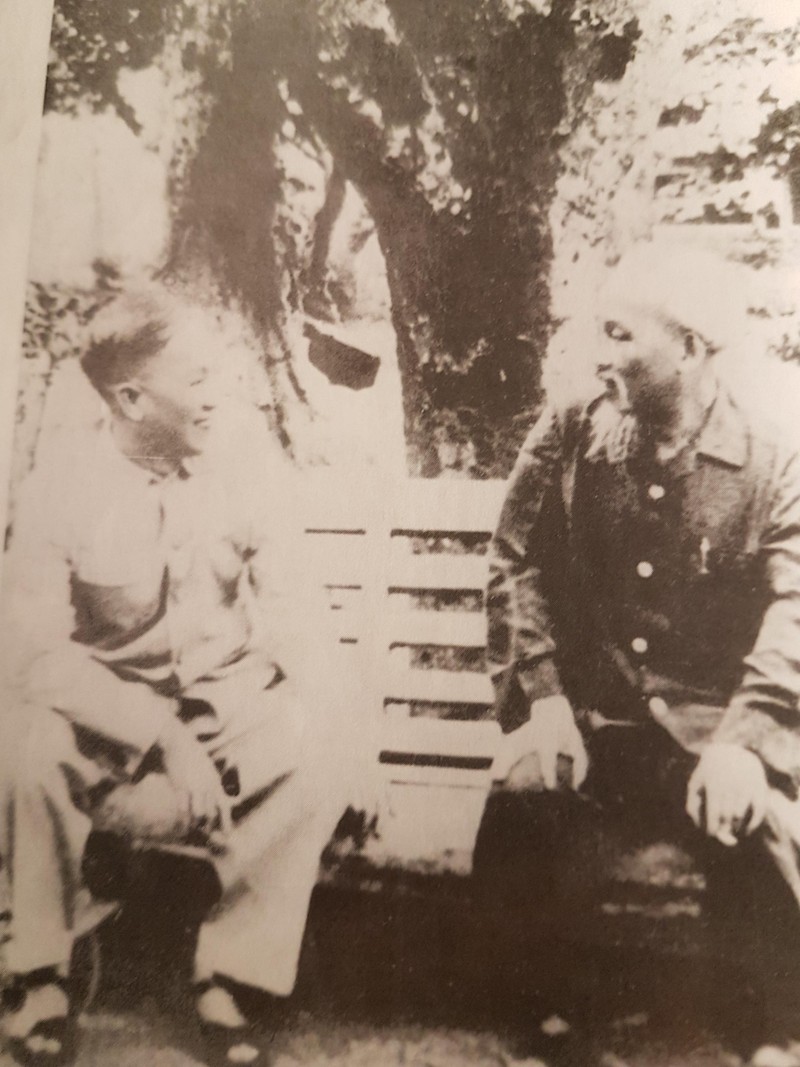 Ông Thọ và Bác - Ảnh Tư liệu. Ông Thọ và Bác - Ảnh Tư liệu.