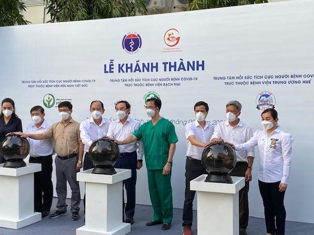 GS Tuấn (áo xanh) GS Tuấn (áo xanh)