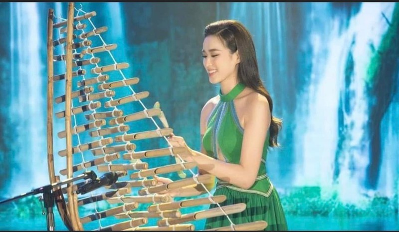 &quot;Nhưng mà cô hoa hậu nầy hát hay biểu diễn bài đó nghe ra cũng ngộ nghĩnh (nếu người Mỹ hiểu). Người Mỹ họ thì hoan hỷ, không cố chấp như dân ta. Đôi khi hát như rứa lại càng thêm vui và lạ lẫm&quot;- GS Liêm.