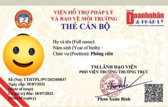 Mặt trong của Thẻ Cán bộ, ghi chức vụ phóng viên. Mặt trong của Thẻ Cán bộ, ghi chức vụ phóng viên.