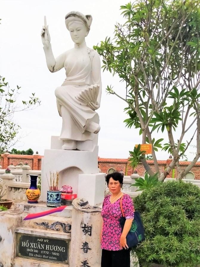Nhà thơ, nhà báo Nghiêm Thị Hằng bên tượng nữ sĩ Hồ Xuân Hương Nhà thơ, nhà báo Nghiêm Thị Hằng bên tượng nữ sĩ Hồ Xuân Hương