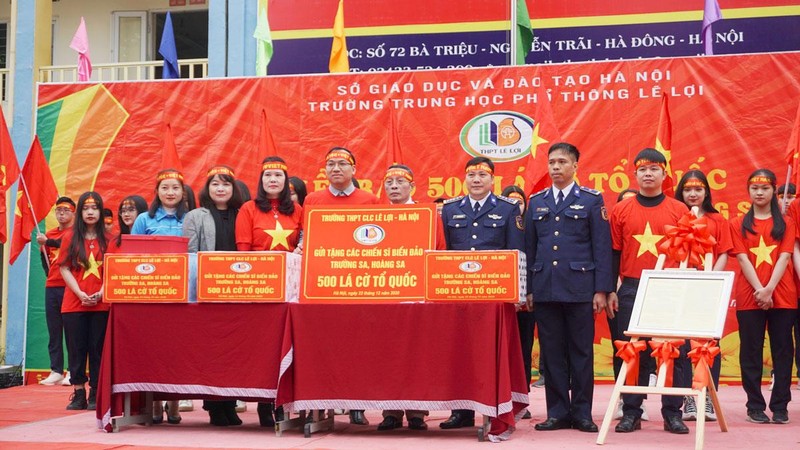 Lễ trao tặng 500 lá cờ Tổ Quốc cho các chiến sĩ tại Hoàng Sa, Trường Sa của trường THPT Lê Lợi – Hà Đông. Đại tá Nguyễn Đức Độ – Bí thư Đảng ủy – Chính ủy Trung tâm đào tạo và bồi dưỡng nghiệp vụ cảnh sát biển đã đích thân lên nhận. Lễ trao tặng 500 lá cờ Tổ Quốc cho các chiến sĩ tại Hoàng Sa, Trường Sa của trường THPT Lê Lợi – Hà Đông. Đại tá Nguyễn Đức Độ – Bí thư Đảng ủy – Chính ủy Trung tâm đào tạo và bồi dưỡng nghiệp vụ cảnh sát biển đã đích thân lên nhận.