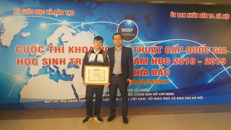 Thầy trò trường THPT Lê Lợi – Hà Đông trong cuộc thi Nghiên cứu khoa học kĩ thuật. Học sinh Phạm Quang Hưng đạt giải Ba toàn quốc. Thầy trò trường THPT Lê Lợi – Hà Đông trong cuộc thi Nghiên cứu khoa học kĩ thuật. Học sinh Phạm Quang Hưng đạt giải Ba toàn quốc.