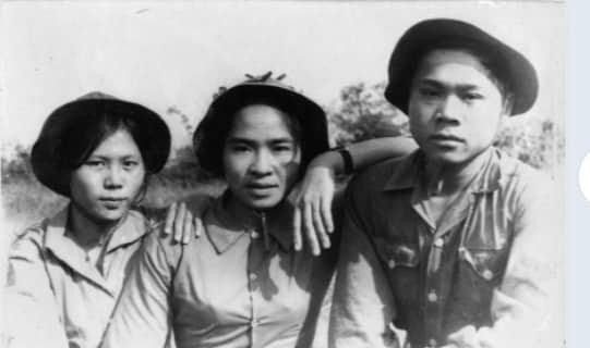 Chị Nguyễn Thu Hồng ngồi giữa hai đồng đội, tháng 2/1972 ở chiến trường Quảng Trị.