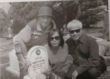 Ba chị em Nguyễn Thu Lan, Nguyễn An Trung và Nguyễn Chính Nghĩa về thắp hương cho chị Thu Hồng ở nghĩa trang Dốc Miếu, Gio Linh, Quảng Trị.