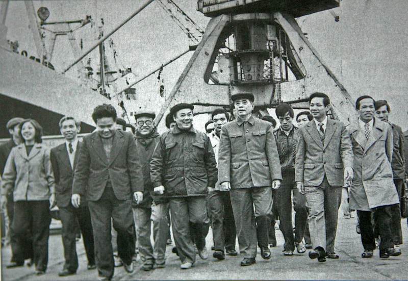 Đồng chí Nguyễn Văn Linh thăm và làm việc tại Hải Phòng, tháng 1/1987. Ảnh Tư liệu. 03 Đồng chí Nguyễn Văn Linh thăm và làm việc tại Hải Phòng, tháng 11987. (Ảnh Tư liệu).jpg