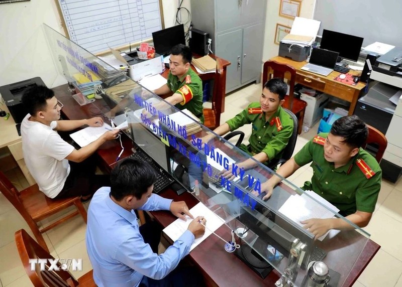 Người dân thực hiện thủ tục hành chính tại xã Yên Dương, huyện Tam Đảo, tỉnh Vĩnh Phúc. Ảnh TTXVN. Người dân thực hiện thủ tục hành chính tại xã Yên Dương, huyện Tam Đảo, tỉnh Vĩnh Phúc. Ảnh TTXVN.