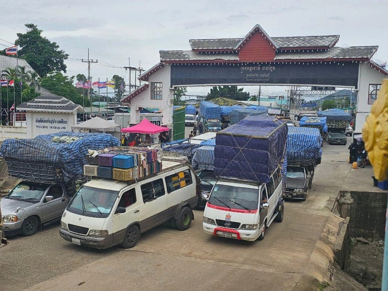 Hiện hai bên đã triển khai khoảng 2.000 quân cùng pháo hạng nhẹ dọc tuyến Chong Bok-Dangrek; chợ biên giới đóng cửa, thương lái gạo và cao su mắc kẹt. Ảnh: The Nation. 03.jpg