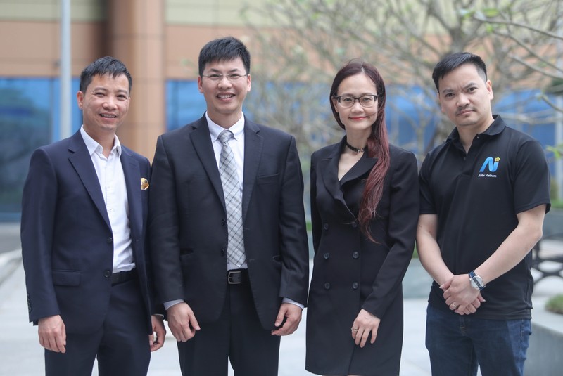 Những "bộ óc" ở thung lũng Silicon: TS Lê Viết Quốc, chuyên gia hàng đầu về AI; TS Trần Việt Hùng, chuyên gia máy tính; Tô Diệu Liên, Ths về quản trị công và Vũ Xuân Sơn, TS về học máy nhận thức quyền riêng tư (Từ trái qua). 03.jpg