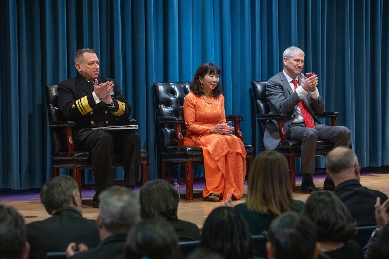 Bà Giao cùng các lãnh đạo Hải quân và khách mời trong buổi lễ tiễn bà về nghỉ hưu tại Washington Navy Yard ngày 28/3/2024. 02.JPG