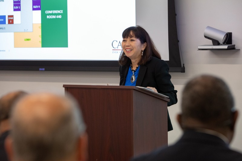 Bà Phan L. Giao phát biểu tại sự kiện NAVSEA Small Business Industry Day tháng 10/2023, nơi bà khuyến khích sự tham gia của doanh nghiệp nhỏ trong chuỗi cung ứng quốc phòng. 04.JPG