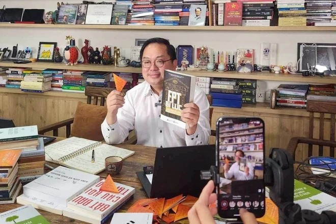 Ông Hoàng Nam Tiến đã chọn viết nên câu chuyện đời mình theo cách riêng: bằng dữ liệu, bằng code, bằng doanh nghiệp, và bằng hàng ngàn con người mà ông từng đồng hành, dìu dắt. 0.jpg