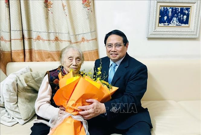 Thủ tướng Phạm Minh Chính thăm, chúc mừng nguyên Phó Chủ tịch nước Nguyễn Thị Bình nhân Ngày Quốc tế Phụ nữ 8/3. Ảnh: Dương Giang/TTXVN 001.jpg