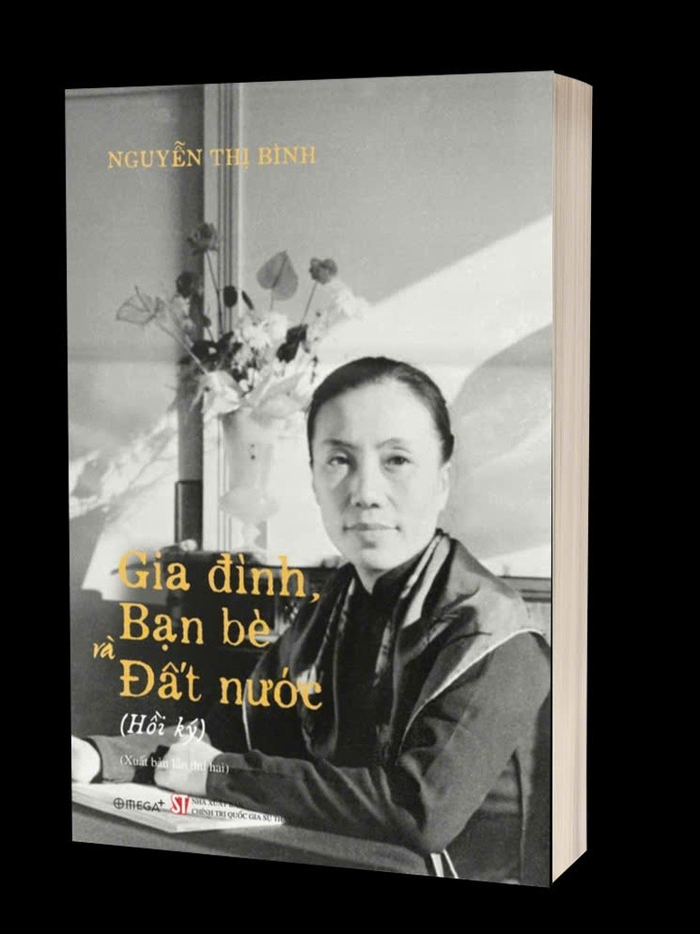 Cuốn hồi ký "Gia đình, bạn bè và đất nước" tái hiện cuộc đời và những dấu son trong sự nghiệp của bà Nguyễn Thị Bình. Ba b.jpg