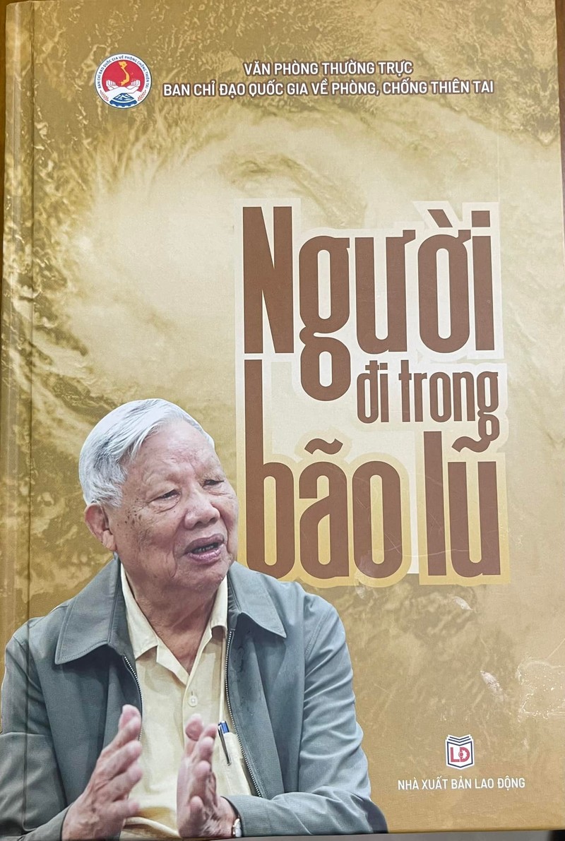 Cuốn sách “Người đi trong bão lũ”. Ngo01.jpg
