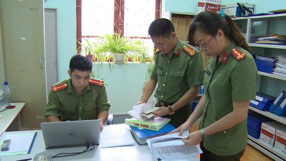  Công an tỉnh Sơn La khám xét nơi làm việc của bà Nguyễn Thanh Nhàn - Phó Trưởng Phòng khảo thí và quản lý chất lượng, Sở GD-ĐT tỉnh Sơn La do liên quan đến vụ gian lận thi cử.