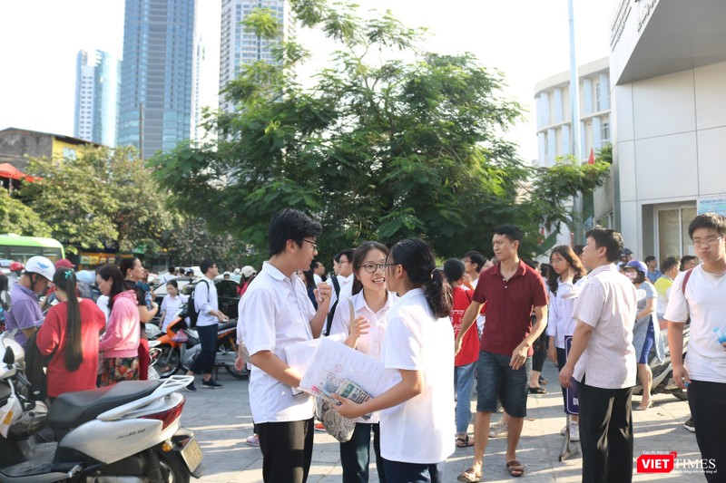 Thí sinh trao đổi về bài thi. Ảnh: Minh Thúy