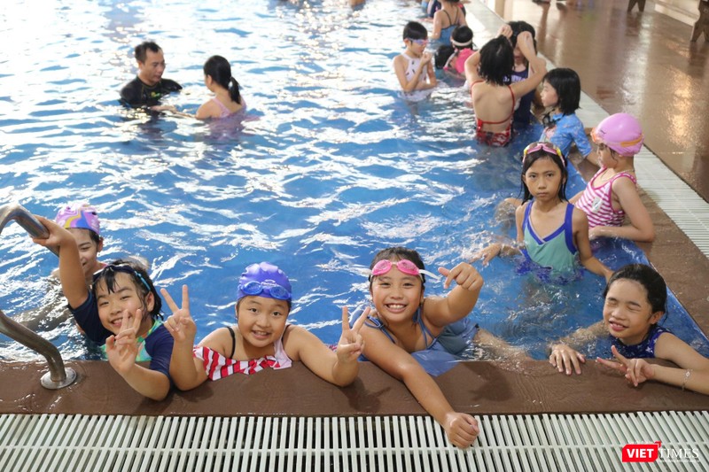 Học sinh hào hứng khi tham gia lớp học bơi. Ảnh: Minh Thúy