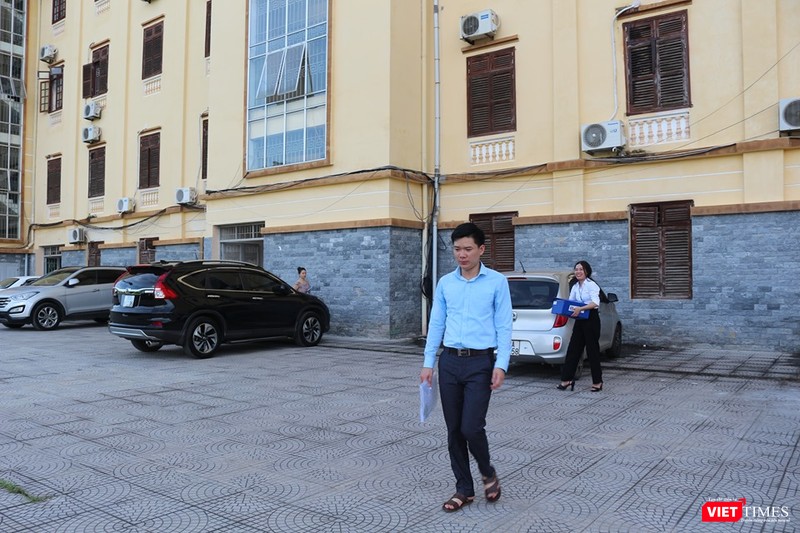 Hoàng Công Lương vẫn mặc áo màu xanh, gương mặt mệt mỏi Hoàng Công Lương vẫn mặc áo màu xanh, gương mặt mệt mỏi