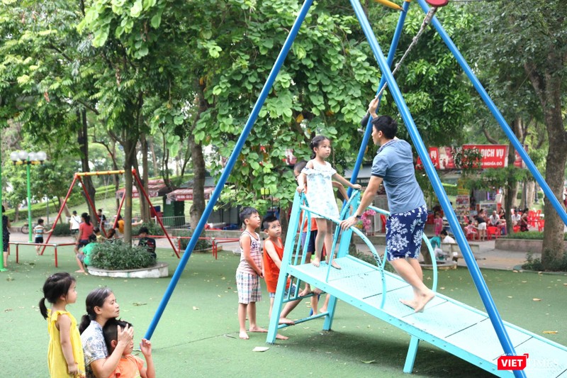 Trẻ chơi trò chơi ngoài trời. Ảnh: Minh Thúy