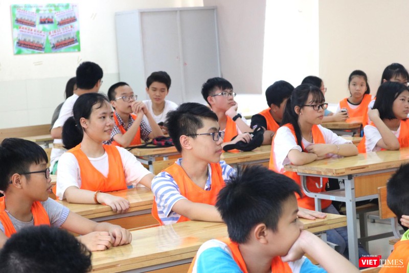 Học sinh chăm chú lắng nghe thầy cô giáo hướng dẫn. Ảnh: Minh Thúy