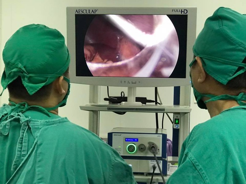 Cận cảnh quá trình phẫu thuật nội soi cho bé trai 3 tuổi