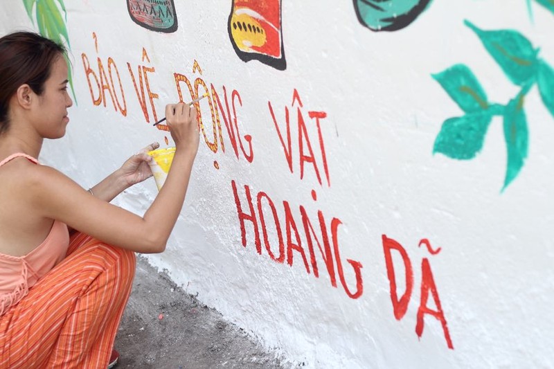 Họa sĩ vẽ tranh truyền tải thông điệp "Bảo vệ động vật hoang dã" Họa sĩ vẽ tranh truyền tải thông điệp "Bảo vệ động vật hoang dã"