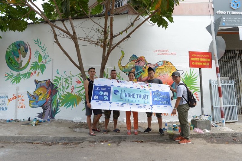 Các họa sĩ trong chương trình "chuyến xe nghệ thuật hoang dã" tại Nha Trang Các họa sĩ trong chương trình "chuyến xe nghệ thuật hoang dã" tại Nha Trang