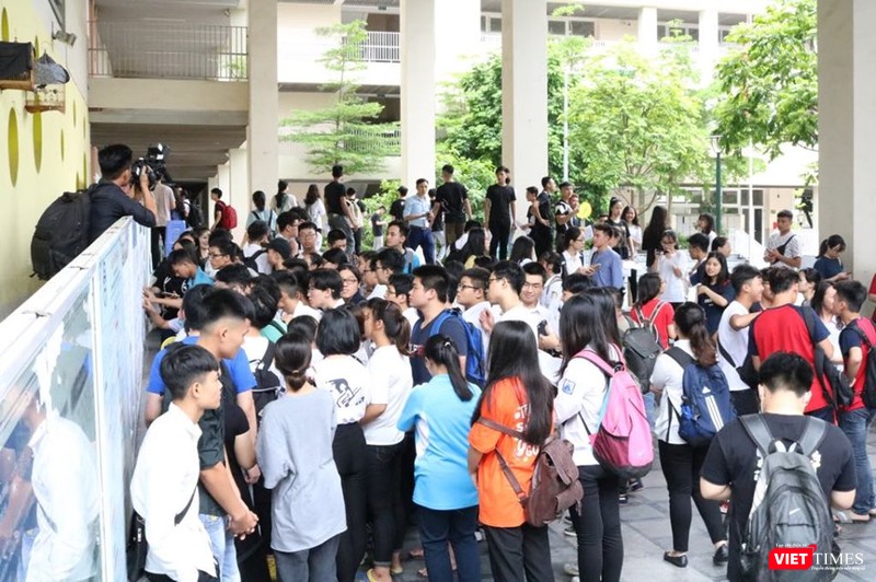 Thí sinh xem danh sách phòng thi tại điểm thi THCS Nghĩa Tân (Cầu Giấy). Ảnh: Minh Thúy