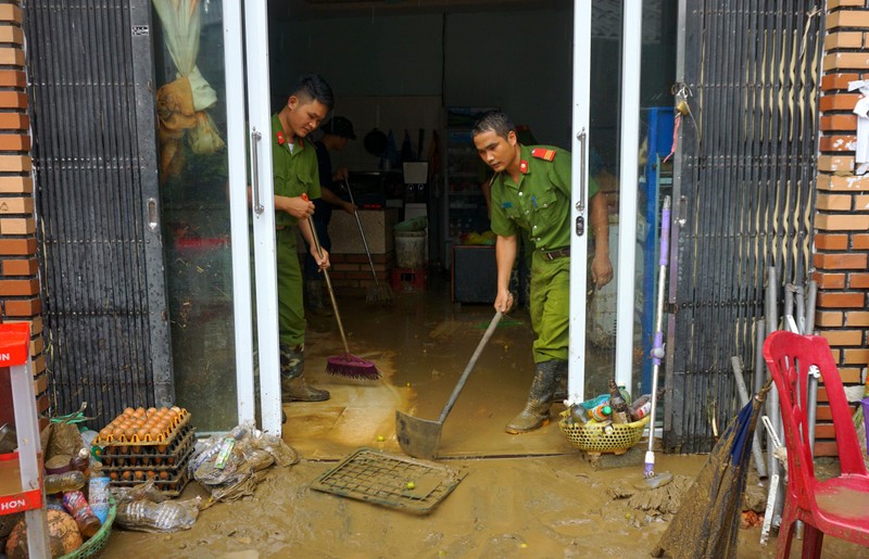 Công an huyện Sa Pa giúp đỡ những gia đình người dân địa phương khắc phục hậu quả của lũ.