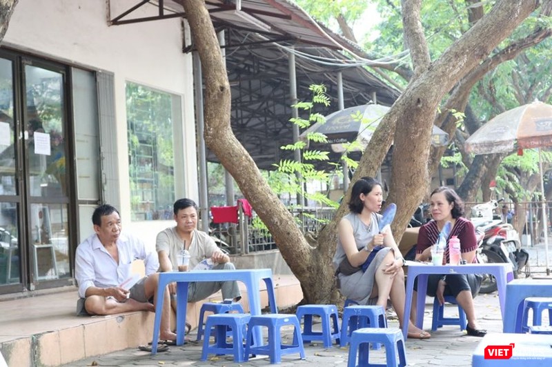 Phụ huynh đợi con dưới thời tiết nắng nóng tại điểm thi THCS và THPT Nguyễn Tất Thành. Ảnh: Minh Thúy Phụ huynh đợi con dưới thời tiết nắng nóng tại điểm thi THCS và THPT Nguyễn Tất Thành. Ảnh: Minh Thúy