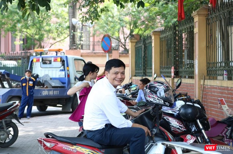 Mặc dù nắng nóng nhưng một số phụ huynh vẫn khá lạc quan. Ảnh: Minh Thúy