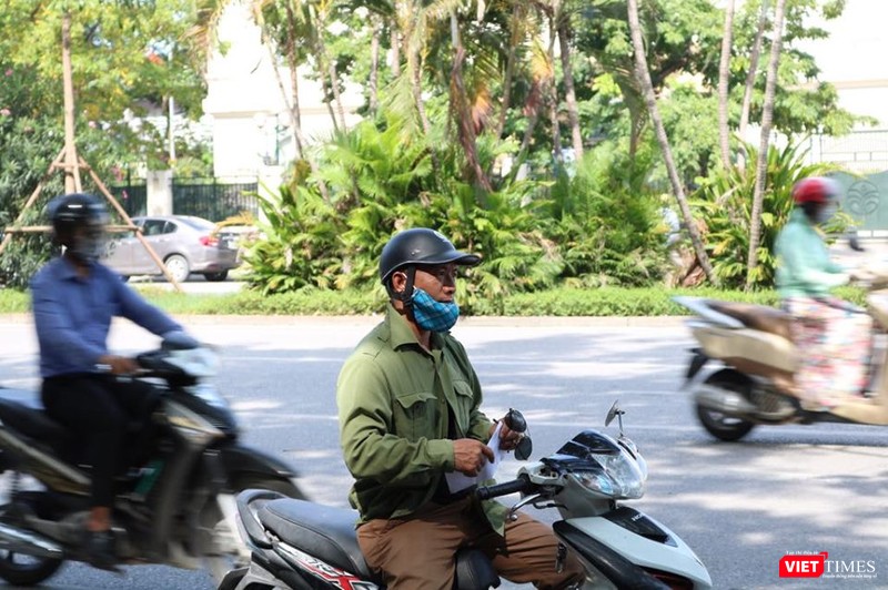 Đội nắng đến đón con. Ảnh: Minh Thúy