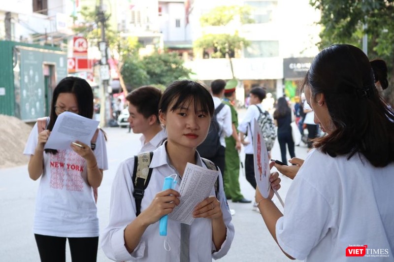 Một thí sinh thi tại điểm thi Trường THPT Nguyễn Trãi. Ảnh: Minh Thúy