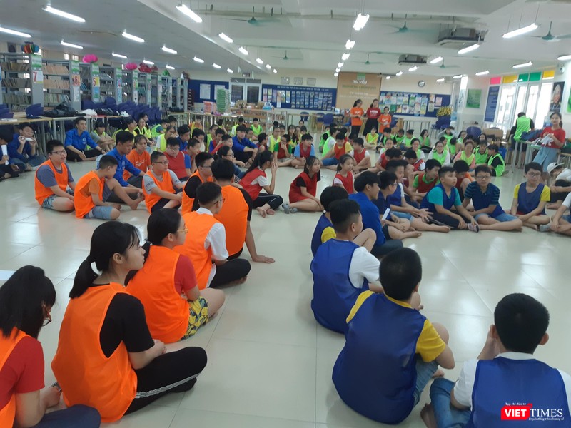 Học sinh hoạt động nhóm Học sinh hoạt động nhóm