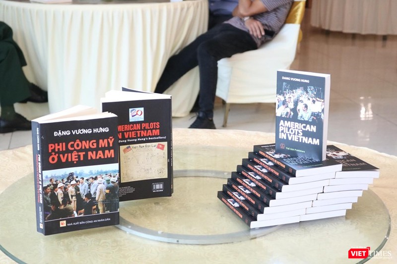 Cuốn sách “Phi công Mỹ ở Việt Nam” - American pilots in VietNam. Ảnh: Minh Thúy