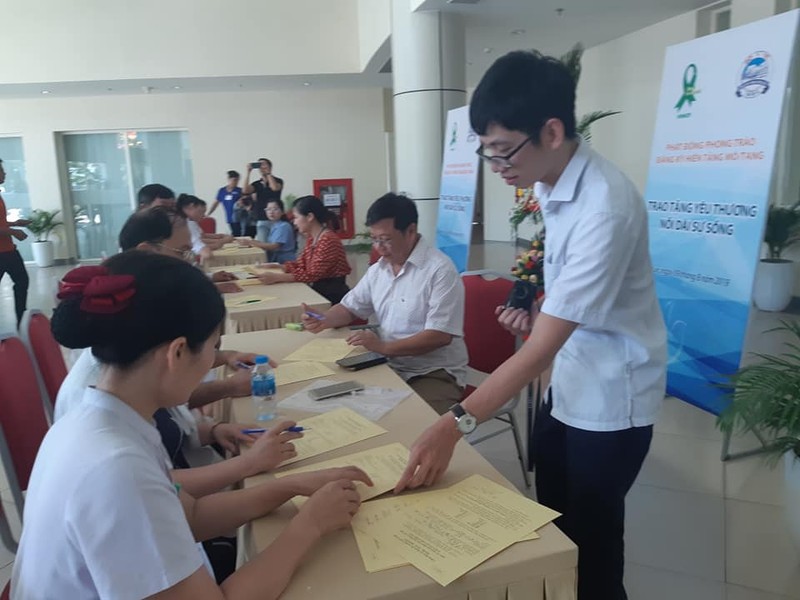 Nhiều người đã đến đăng ký hiến mô, tạng trong chương trình “Trao tặng yêu thương – Nối dài sự sống” Nhiều người đã đến đăng ký hiến mô, tạng trong chương trình “Trao tặng yêu thương – Nối dài sự sống”