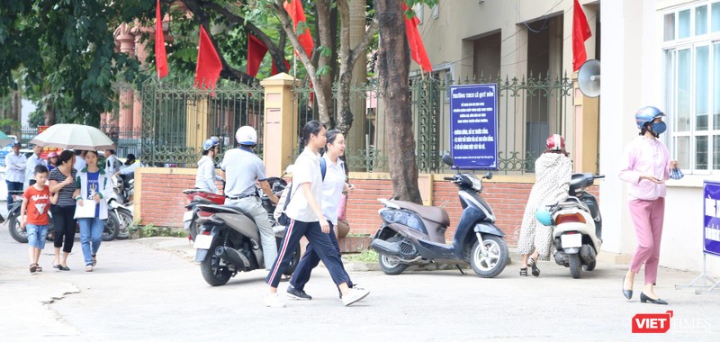 Học sinh đi học. Ảnh: Minh Thúy