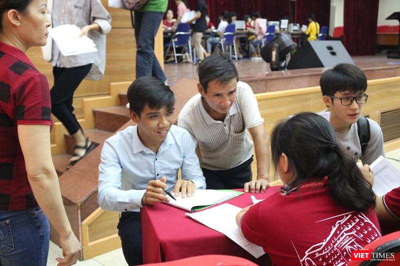 Học sinh và phụ huynh được tư vấn về thủ tục nhập học