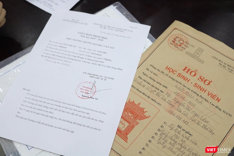 Hồ sơ nhập học của thủ khoa Trường ĐH Y Hà Nội. Ảnh: Minh Thúy