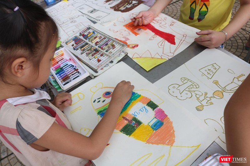 Bức tranh "cá rô bốt bảo vệ môi trường biển" của bé Minh Ngọc Bức tranh "cá rô bốt bảo vệ môi trường biển" của bé Minh Ngọc