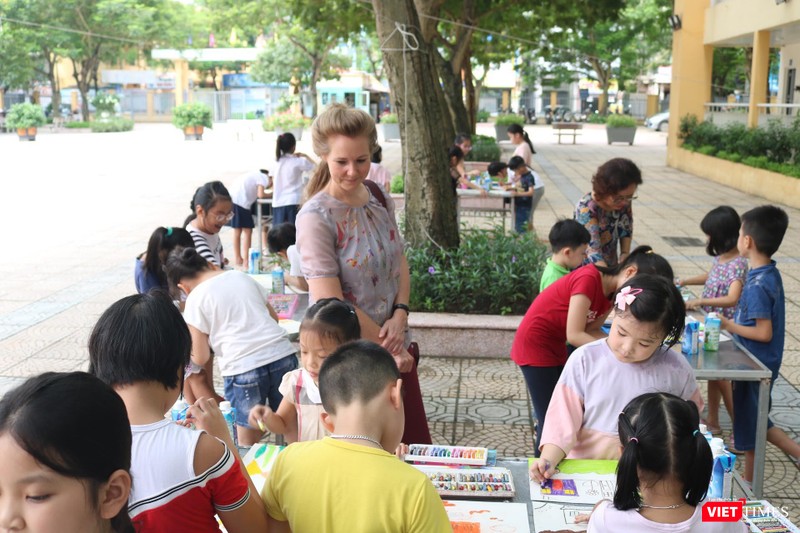 Học sinh hào hứng tham gia vẽ tranh ngay tại sân trường Học sinh hào hứng tham gia vẽ tranh ngay tại sân trường