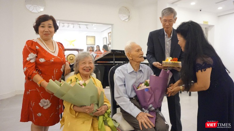 Ông Nguyễn Bá Đạm và bà Nguyễn Thị Sính - vợ cố họa sỹ Bùi Xuân Phái Ông Nguyễn Bá Đạm và bà Nguyễn Thị Sính - vợ cố họa sỹ Bùi Xuân Phái