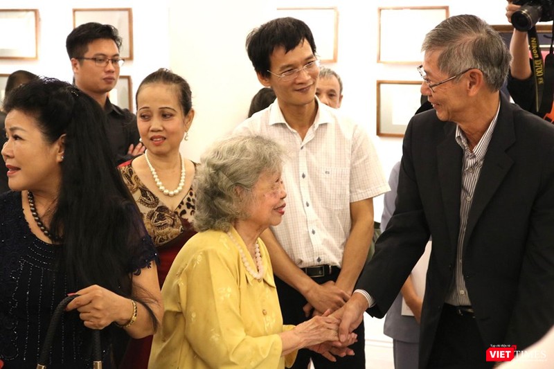 Nhà sưu tập Tira Vanichtheeranont và bà Nguyễn Thị Sính Nhà sưu tập Tira Vanichtheeranont và bà Nguyễn Thị Sính