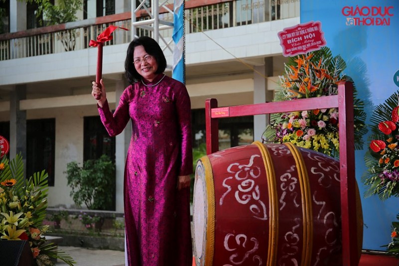 Phó Chủ tịch nước Đặng Thị Ngọc Thịnh tại Trường THPT chuyên Lê Hồng Phong Phó Chủ tịch nước Đặng Thị Ngọc Thịnh tại Trường THPT chuyên Lê Hồng Phong