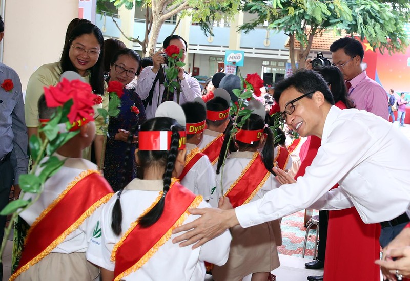 Phó Thủ tướng Vũ Đức Đam dự lễ khai giảng năm học mới cùng thầy trò Trường Tiểu học Lê Văn Tám Phó Thủ tướng Vũ Đức Đam dự lễ khai giảng năm học mới cùng thầy trò Trường Tiểu học Lê Văn Tám