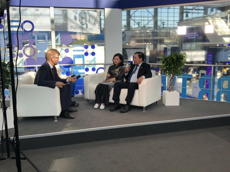 Ông Lê Ngọc Quang - Phó Giám đốc Sở GD&ĐT Hà Nội, đại diện Lãnh đạo thành phố Hà Nội trả lời phỏng vấn trên kênh Truyền hình Mát-xcơ-va Ông Lê Ngọc Quang - Phó Giám đốc Sở GD&ĐT Hà Nội, đại diện Lãnh đạo thành phố Hà Nội trả lời phỏng vấn trên kênh Truyền hình Mát-xcơ-va