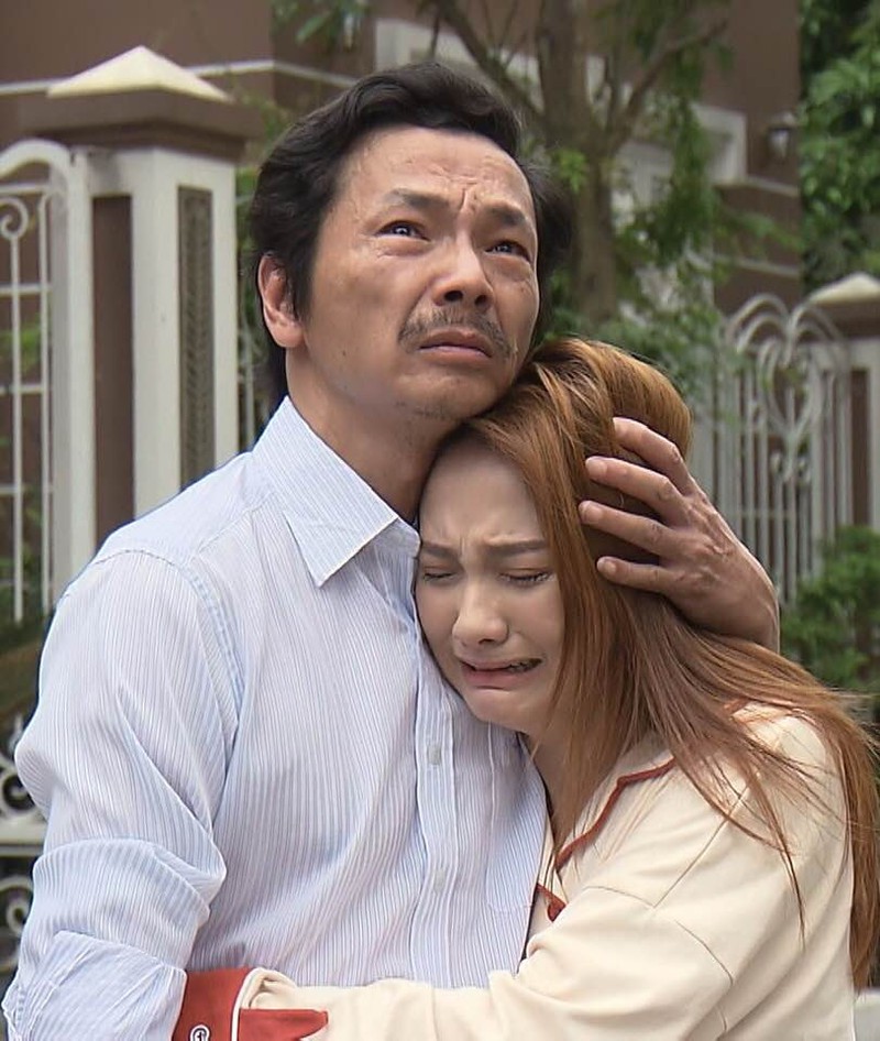 "Bố Sơn" và Anh Thư trong bộ phim "Về nhà đi con". Ảnh: Facebook nhân vật